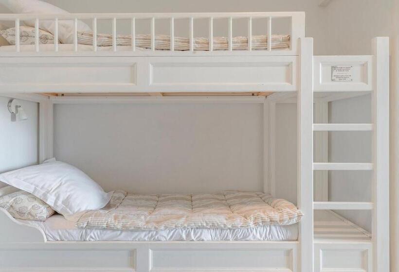 اتاق خانوادگی با چشمانداز باغ, Hôtel La Magnaneraie