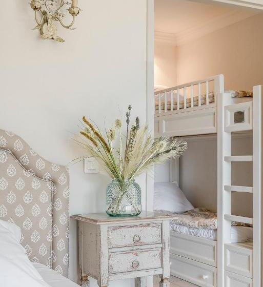 اتاق خانوادگی با چشمانداز باغ, Hôtel La Magnaneraie