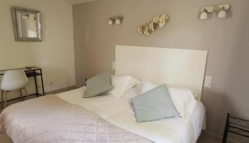 Superior suite with terrace, Le Mas Des Amandiers
