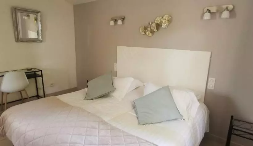 Superior suite with terrace, Le Mas Des Amandiers