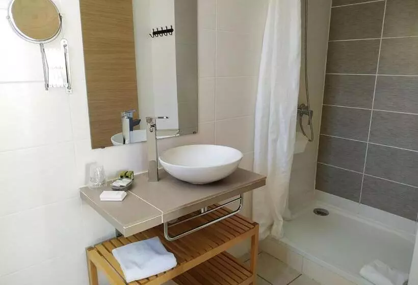 Comfort room with terrace, Le Mas Des Amandiers