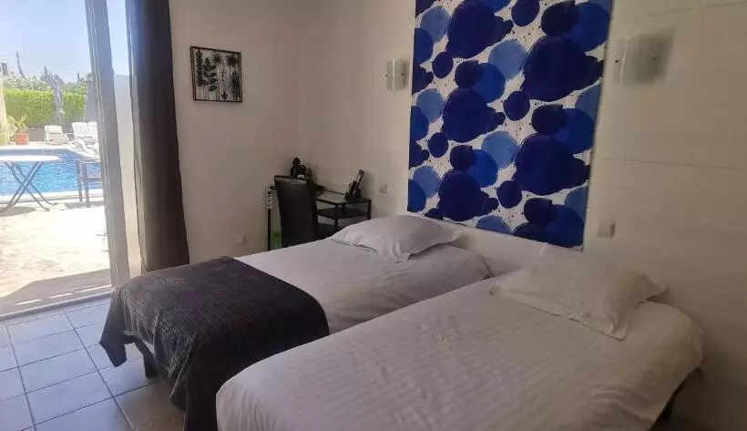 Comfort room with terrace, Le Mas Des Amandiers