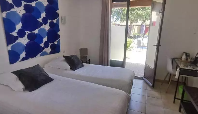 Comfort room with terrace, Le Mas Des Amandiers