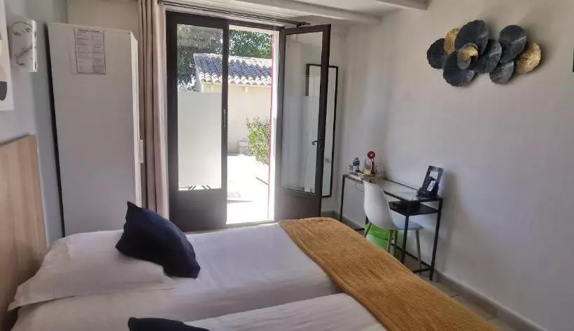 Comfort room with terrace, Le Mas Des Amandiers