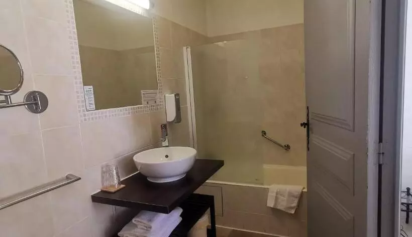 Comfort room with terrace, Le Mas Des Amandiers