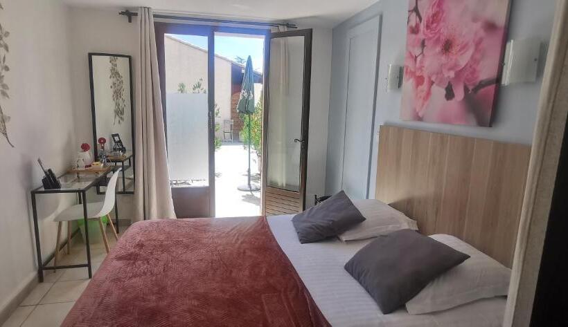 Comfort room with terrace, Le Mas Des Amandiers