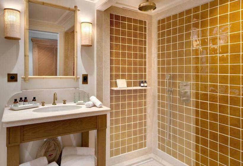 חדר סופריור, Lou Pinet