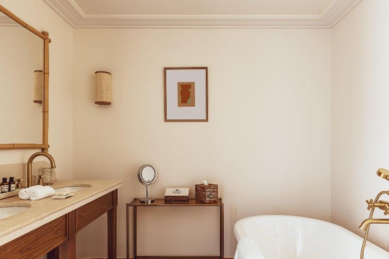 סוויטת ג'וניור דלוקס, Lou Pinet