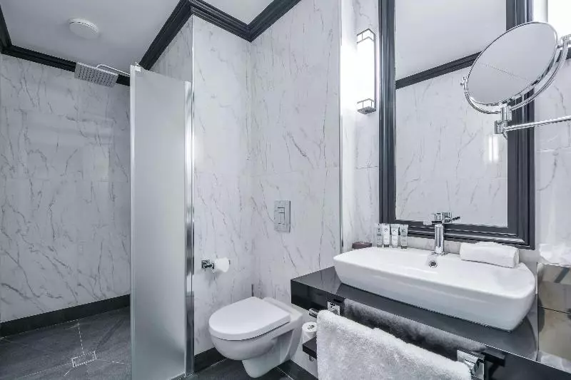 اتاق استاندارد با تخت بزرگ, Maison Astor Paris, Curio Collection By Hilton