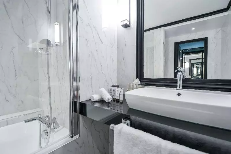 اتاق استاندارد با تخت بزرگ, Maison Astor Paris, Curio Collection By Hilton