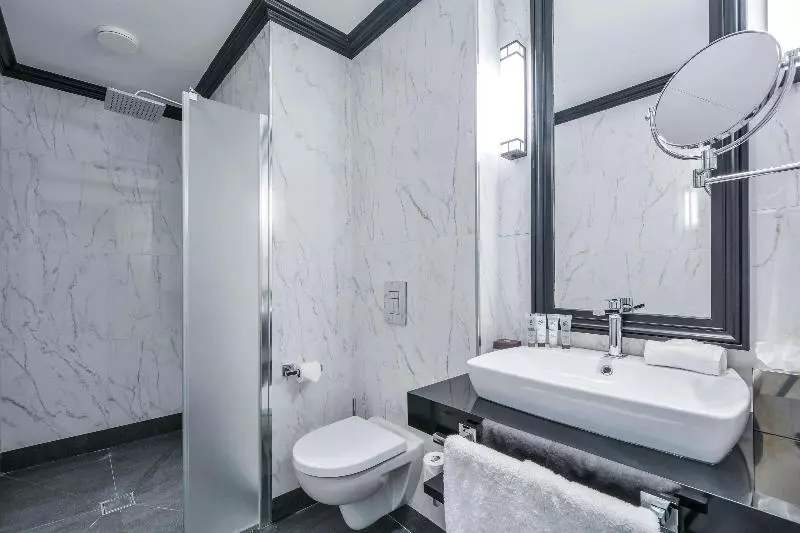اتاق استاندارد با تخت بزرگ, Maison Astor Paris, Curio Collection By Hilton