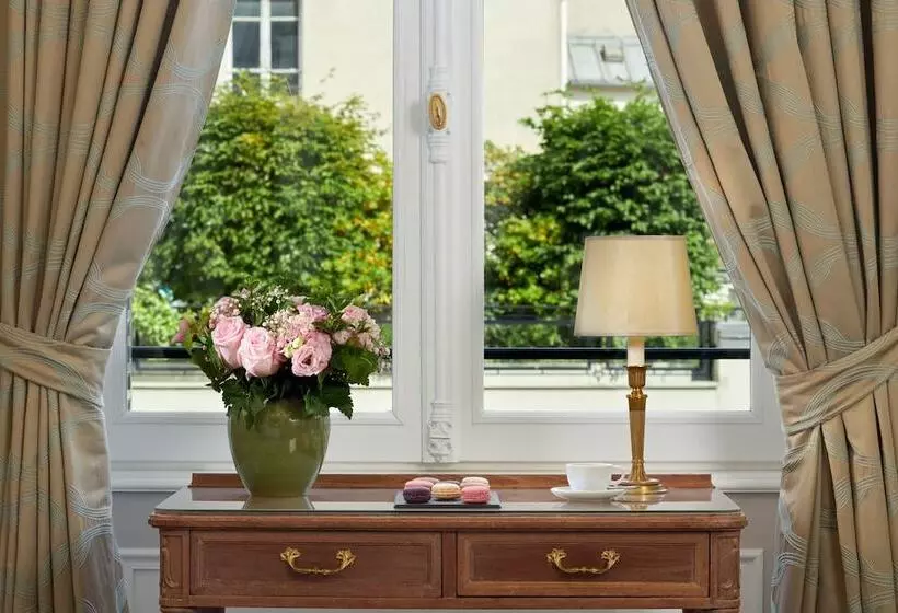 デラックスルーム, Regina Louvre