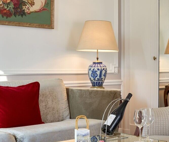 Suite, Regina Louvre