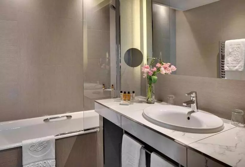 Suite cu Priveliști, Splendid Etoile