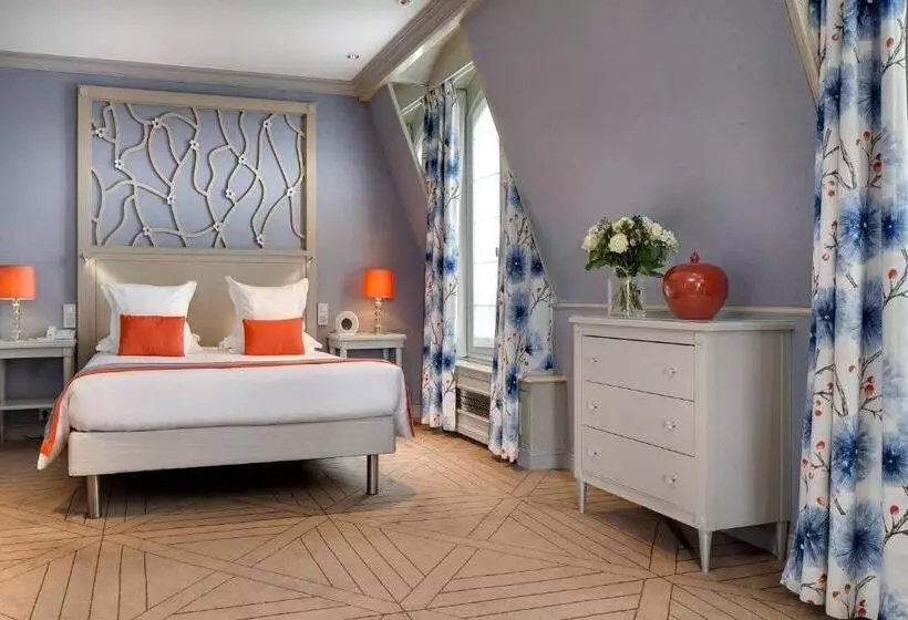 Suite cu Priveliști, Splendid Etoile