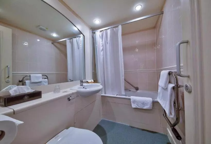 Quarto Familiar, Langstone Cliff