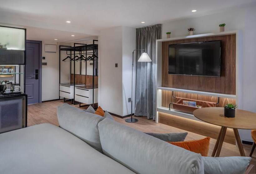 Полулюкс, Melia White House