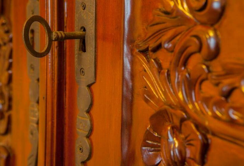 标准间, The Bishops Table