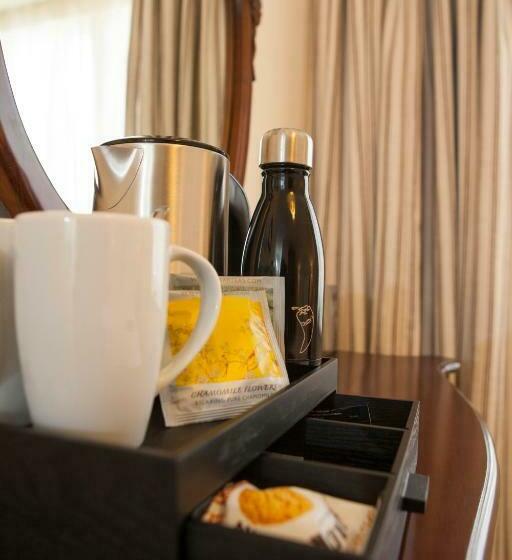 标准单人间, The Bishops Table