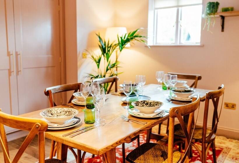 جناح, The Grosvenor Stockbridge