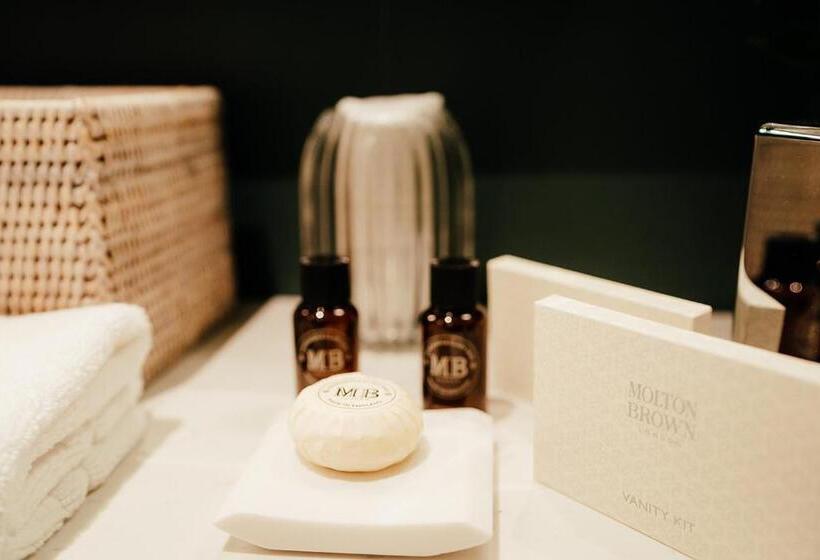 جناح, The Grosvenor Stockbridge