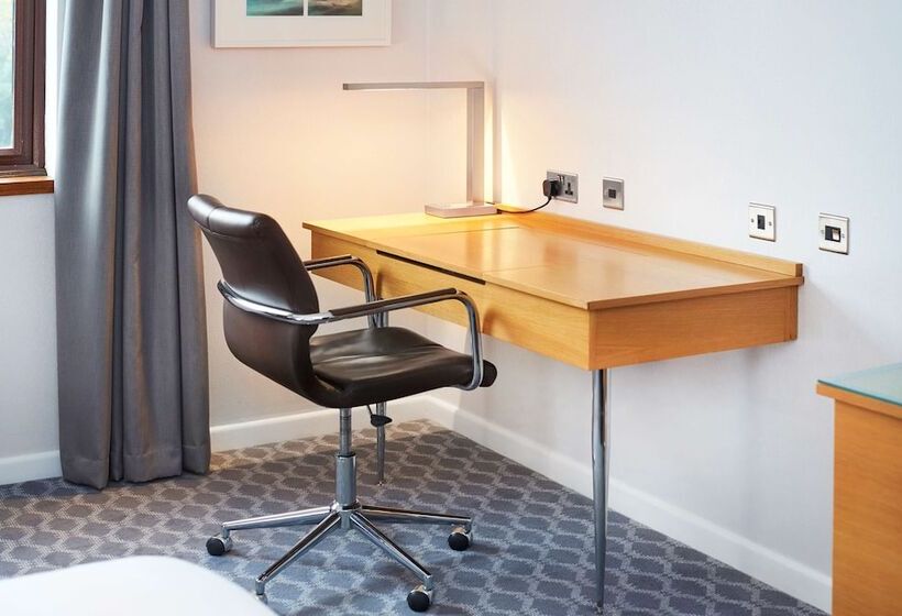 Семейный Номер, Hilton London Watford
