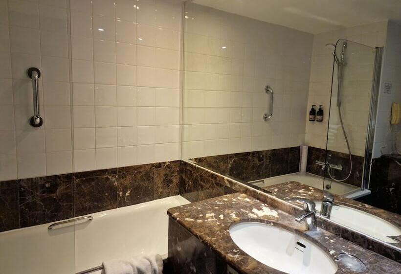 Трехместный Номер Deluxe, Millennium Hotel And Conference Centre Gloucester London