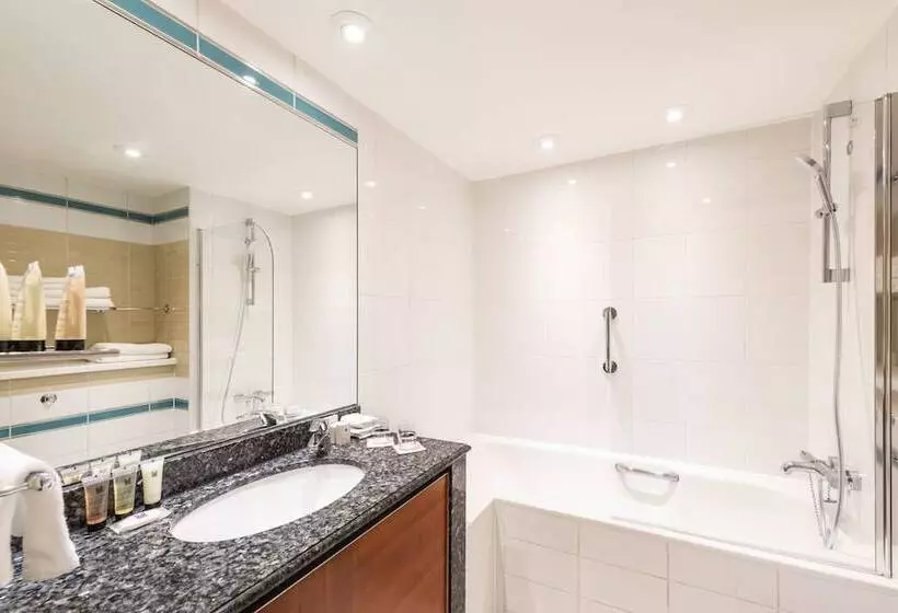 デラックストリプルルーム, Millennium Hotel And Conference Centre Gloucester London