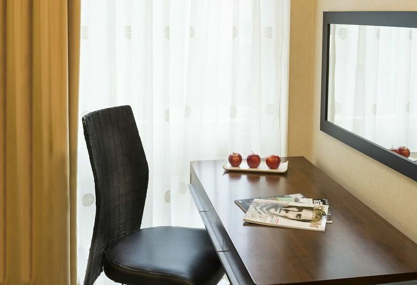 Номер Клуб, Millennium Hotel And Conference Centre Gloucester London