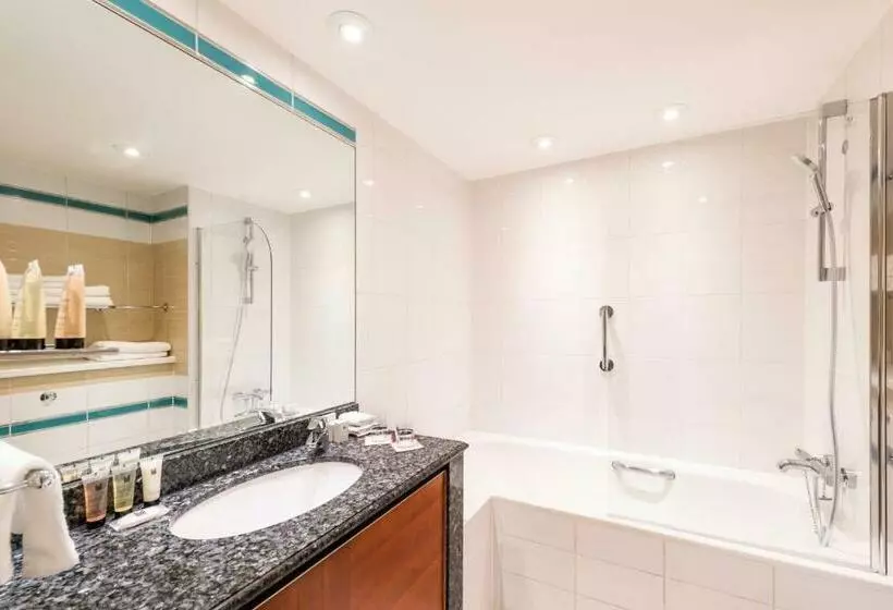 キングサイズベッドのデラックスルーム, Millennium Hotel And Conference Centre Gloucester London