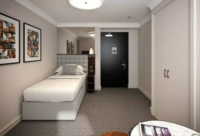 اتاق استاندارد یک نفره, Strand Palace