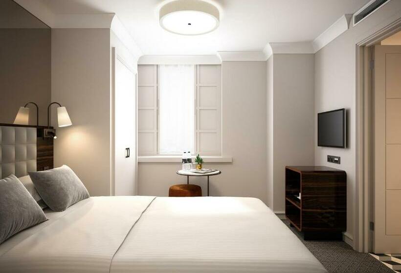 スタンダードルーム, Strand Palace