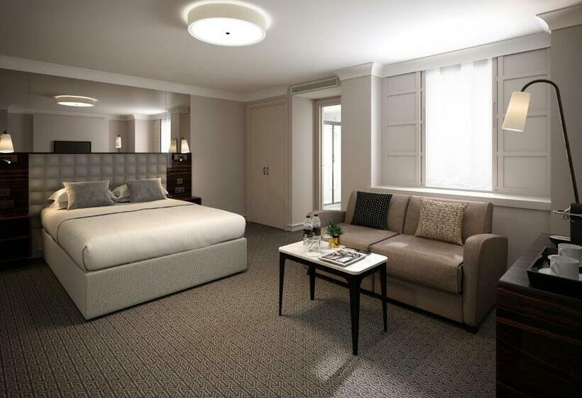 استودیوی لوکس, Strand Palace