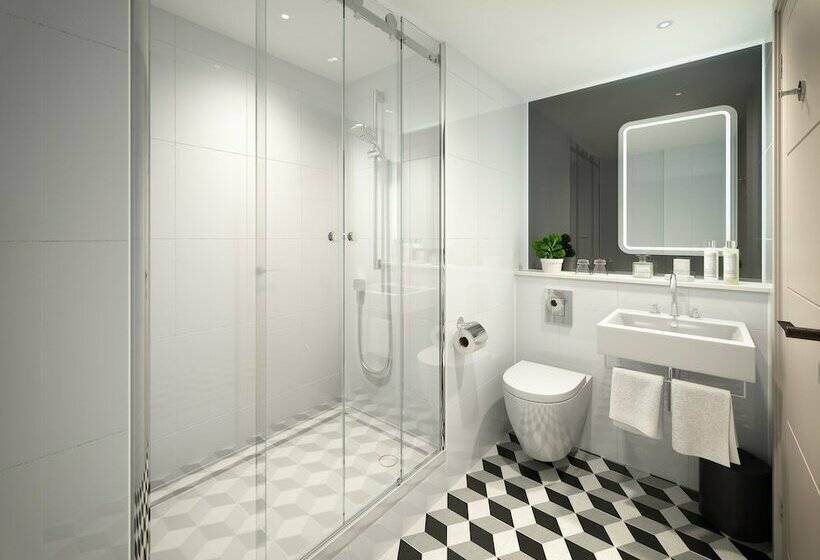 デラックススタジオ, Strand Palace