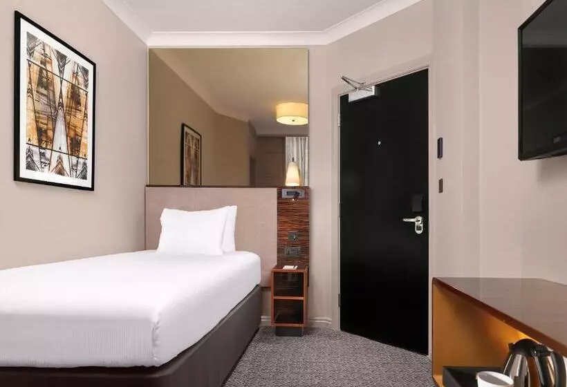 اتاق استاندارد یک نفره, Strand Palace