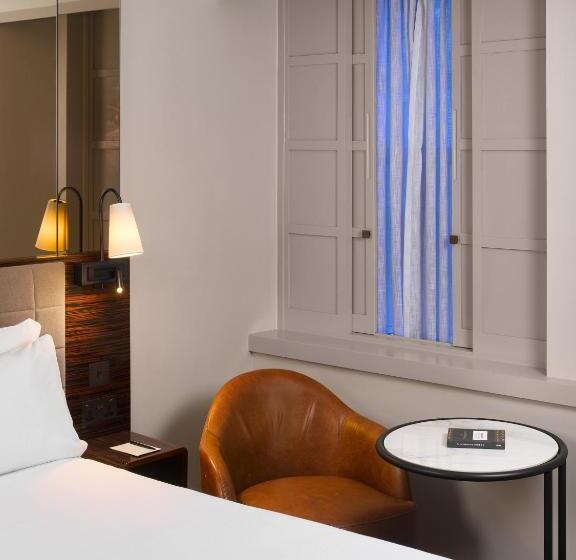 디럭스 룸 킹사이즈 침대, Strand Palace