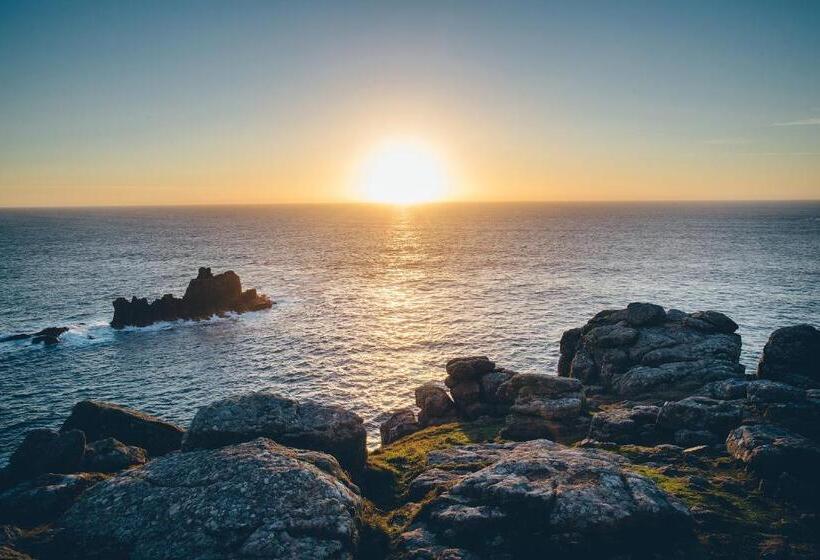 Номер Стандарт Вид на Море, The Land S End