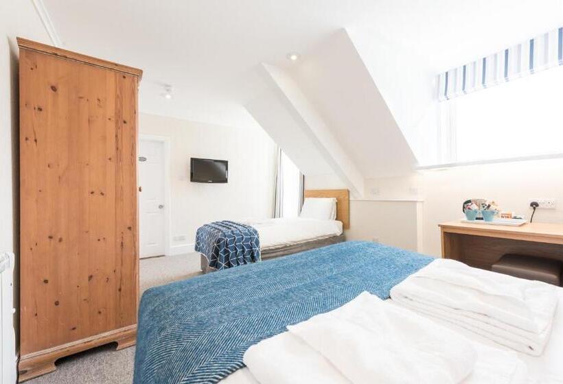 חדר משפחתי נוף לים, The Land S End