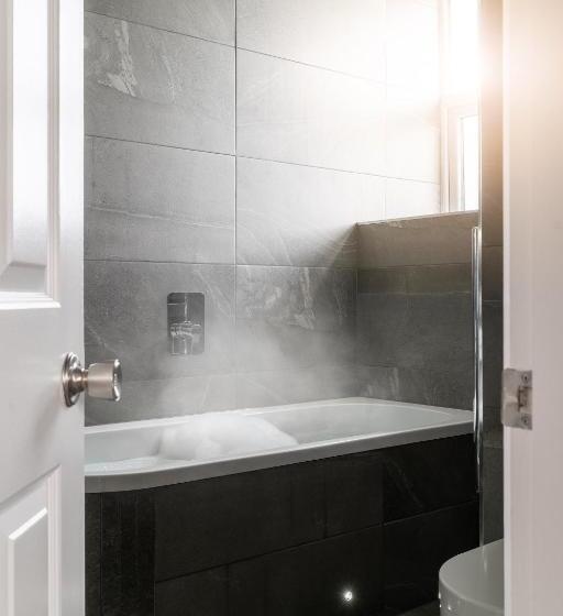 Quarto Estandar Interior, The Land S End