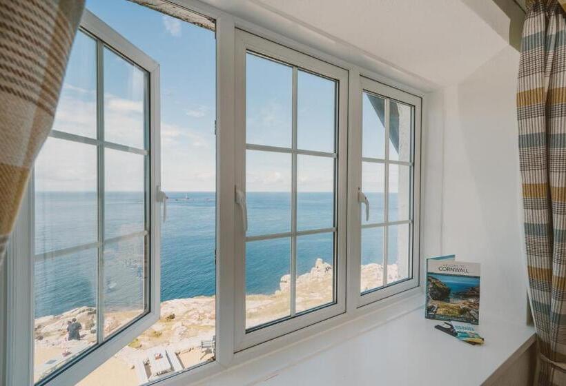 חדר דלוקס נוף לים, The Land S End