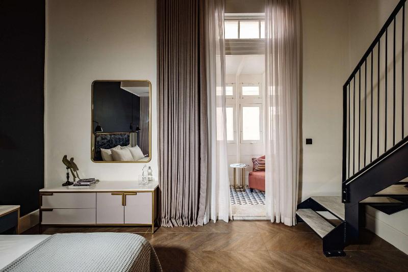 高级大房间, The Valley Of Rocks