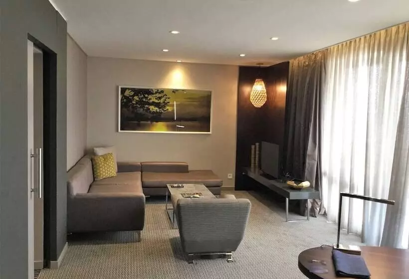 سوئیت اجرایی با چشم‌انداز دریا, Radisson Blu Okoume Palace Hotel, Libreville