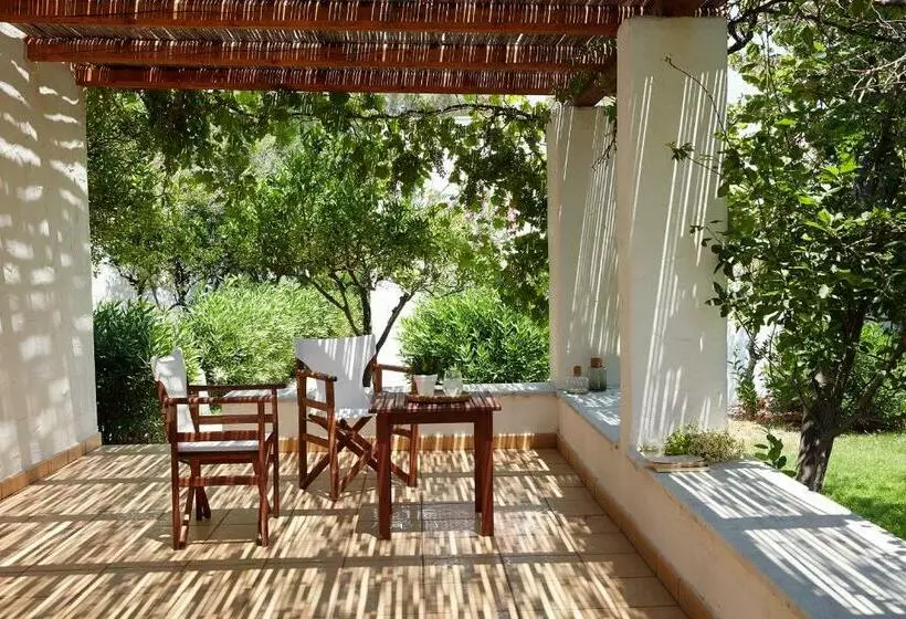 スタンダードバンガロー, Hydra Beach Resort
