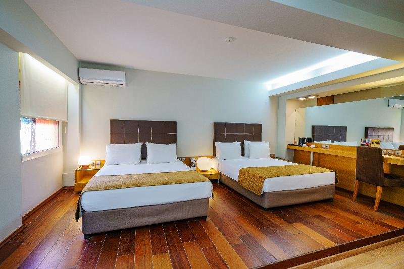 جناح جونيور, Capsis Hotel Thessaloniki