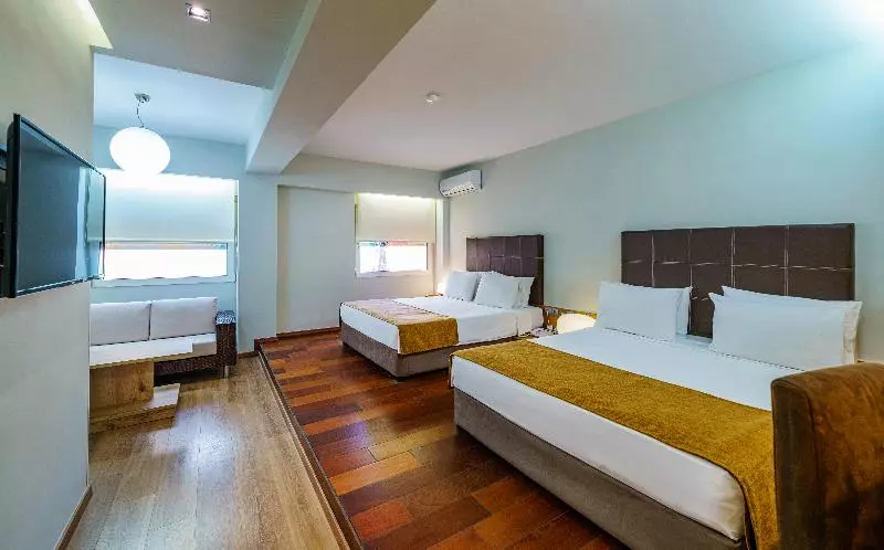 سوییت جونیور, Capsis Hotel Thessaloniki
