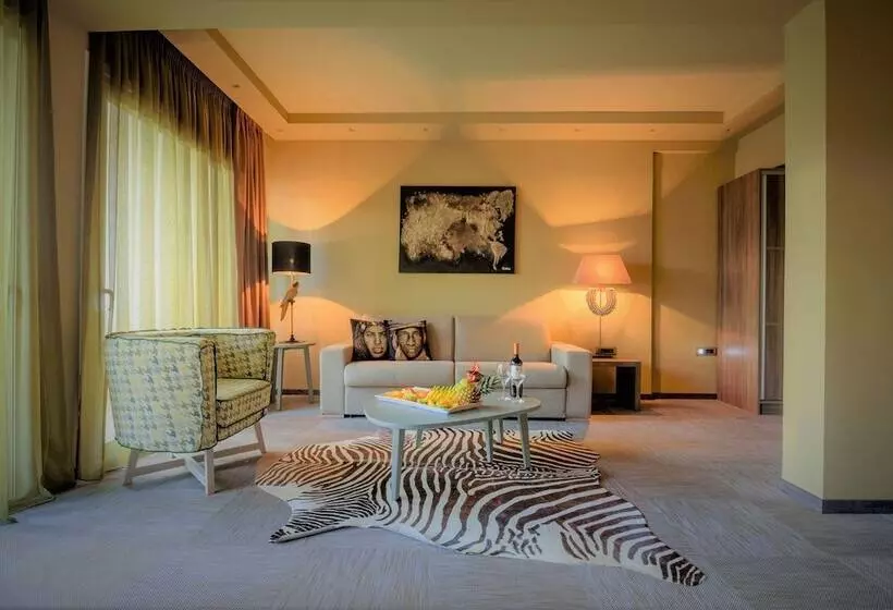 Suite Supérieure, Congo Palace