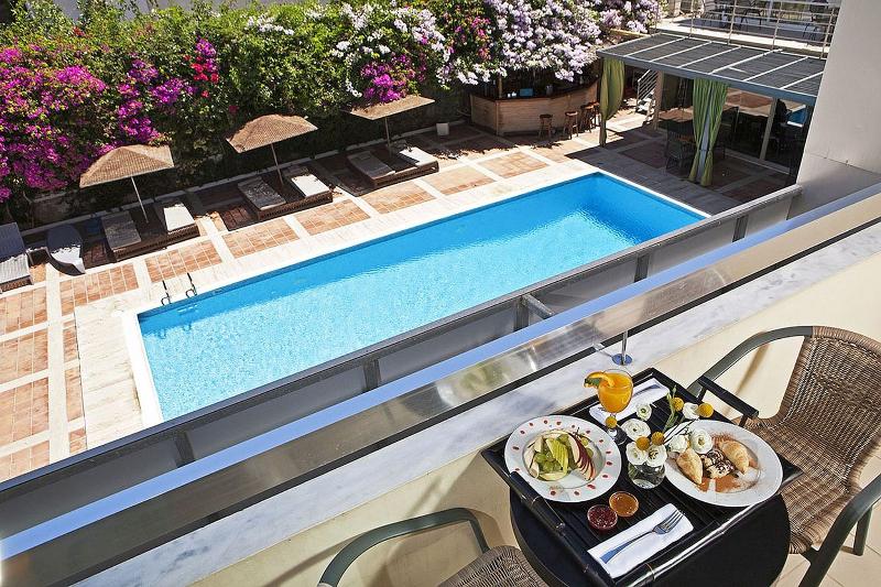 غرفة قياسية ثلاثية, Congo Palace