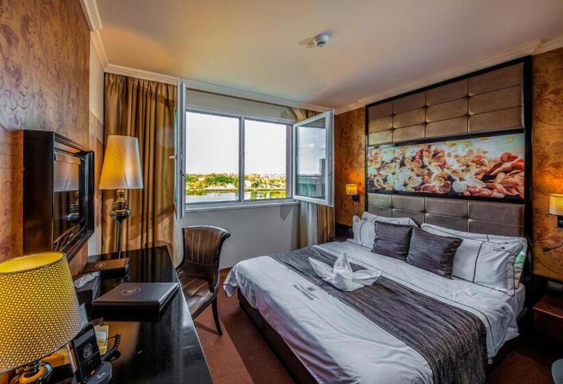 חדר קלאסי, Délibáb