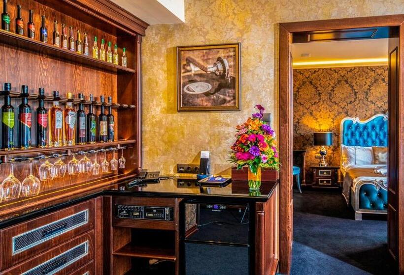 סוויטה קלאסית, Délibáb