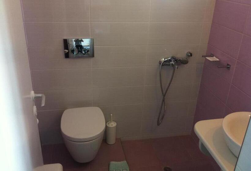 Economy Driepersoonskamer, Hellas